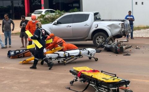 Bombeiros militares socorrem vítima após acidente de trânsito em avenida