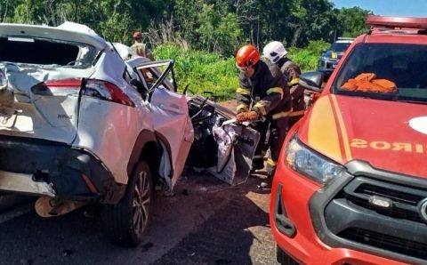 Corpo de Bombeiros realiza desencarceramento do corpo de duas vítimas que ficaram presas em ferragens após acidente na BR-070