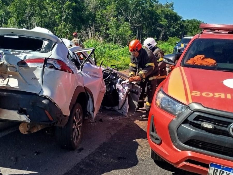 Corpo de Bombeiros realiza desencarceramento do corpo de duas vítimas que ficaram presas em ferragens após acidente na BR-070