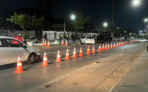 Operação Lei Seca em avenida de Cuiabá resulta em 10 motoristas presos