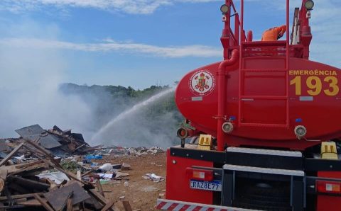 Corpo de Bombeiros combate incêndio em aterro sanitário em Primavera do Leste