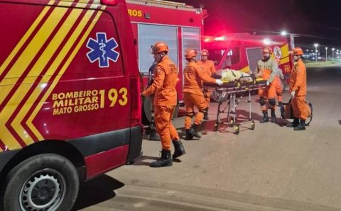 Bombeiros militares socorrem vítimas de acidente que ocorreu em avenida