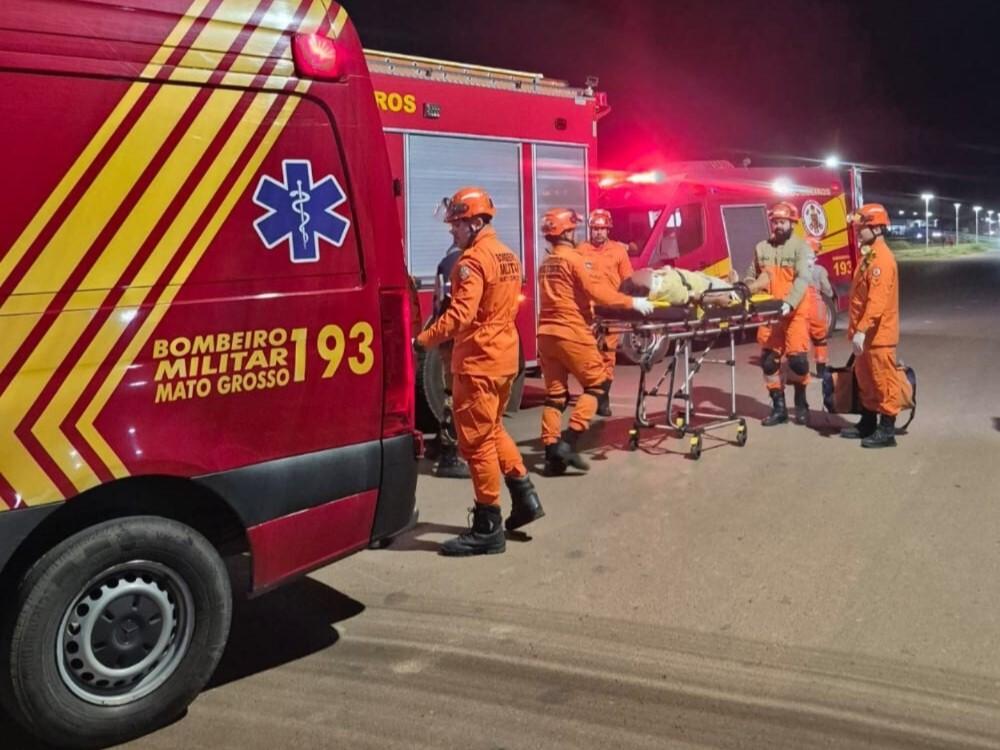 Bombeiros militares socorrem vítimas de acidente que ocorreu em avenida