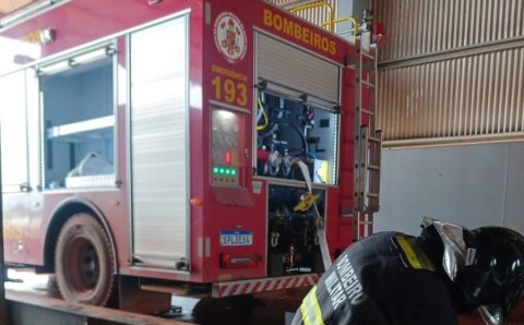 Corpo de Bombeiros combate incêndio em silo secador de grãos em fazenda