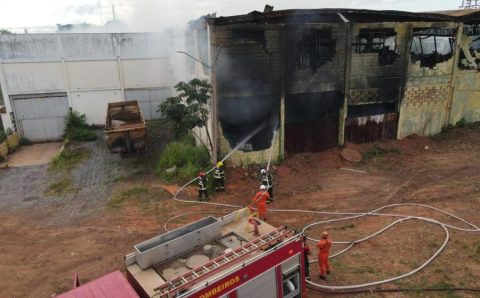 Corpo de Bombeiros combate incêndio em depósito abandonado em Várzea Grande