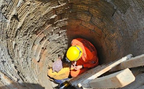 Bombeiros militares resgatam trabalhadora que caiu em poço de reservatório de dejetos de 4,5 metros