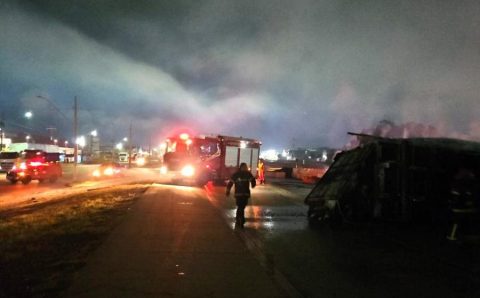 Bombeiros combatem incêndio em carreta com carga de algodão no Distrito Industrial