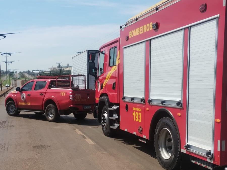 Corpo de Bombeiros contém princípio de incêndio em caminhão baú na BR-449