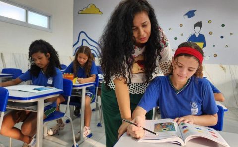 Professores da rede estadual podem se inscrever para bolsa que oferece R$ 2,1 mil por até dois anos