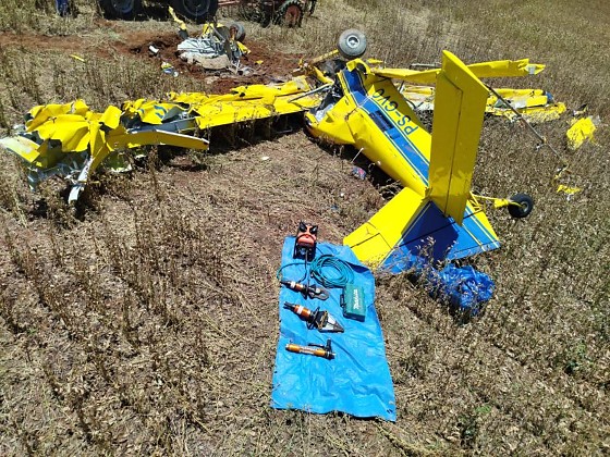 MT:  EM LUCAS DO RIO VERDE:    Queda de aeronave termina em morte: piloto fica preso às ferragens e bombeiros fazem desencarceramento