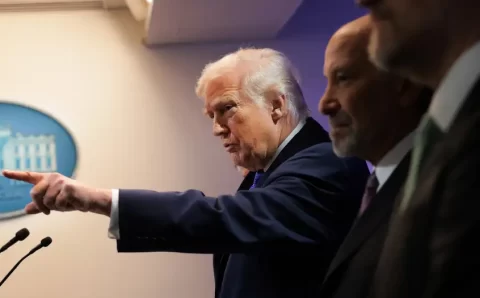 Trump eleva tarifas globais de 10% para 15%