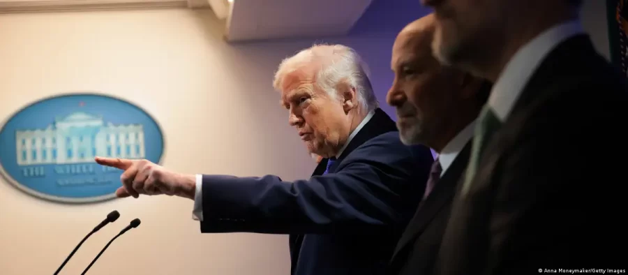 Trump eleva tarifas globais de 10% para 15%