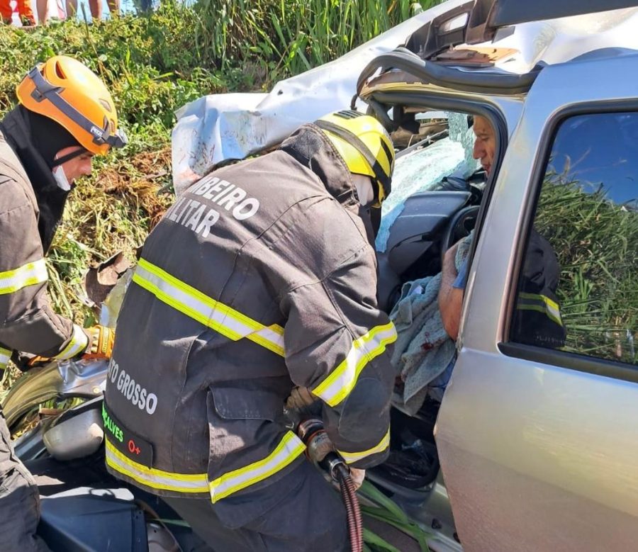 Bombeiros resgatam vítima presa às ferragens e socorrem outras três após acidente na BR-070