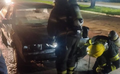 Bombeiros realizam rescaldo após incêndio em veículo em Lucas do Rio Verde