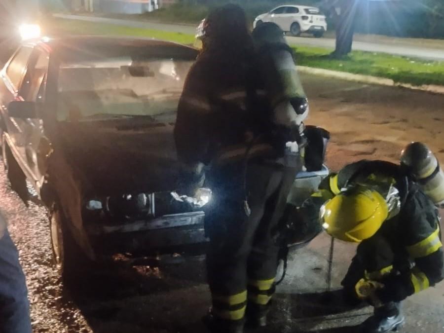 Bombeiros realizam rescaldo após incêndio em veículo em Lucas do Rio Verde