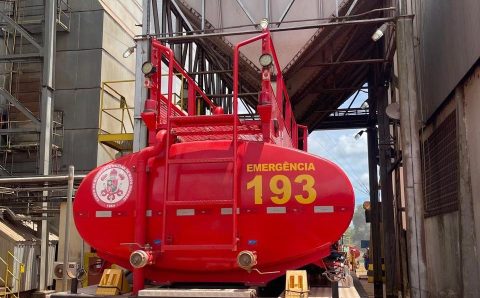 Corpo de Bombeiros combate incêndio em silo de armazenamento de grãos