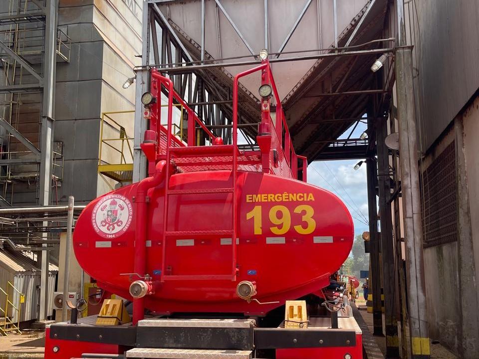 Corpo de Bombeiros combate incêndio em silo de armazenamento de grãos