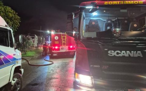 Corpo de Bombeiros combate incêndio em residência de Sinop