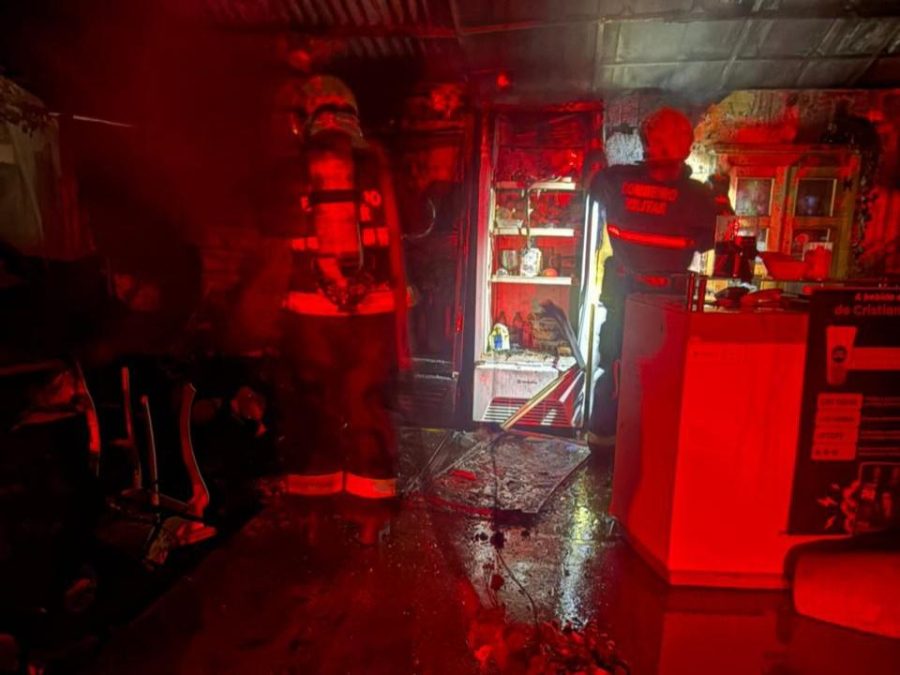 Corpo de Bombeiros combate incêndio em floricultura em Sinop