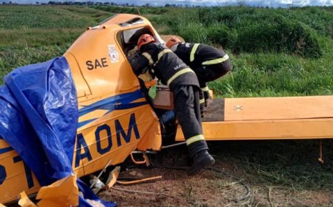 Corpo de Bombeiros realiza desencarceramento de corpo de piloto após queda de aeronave