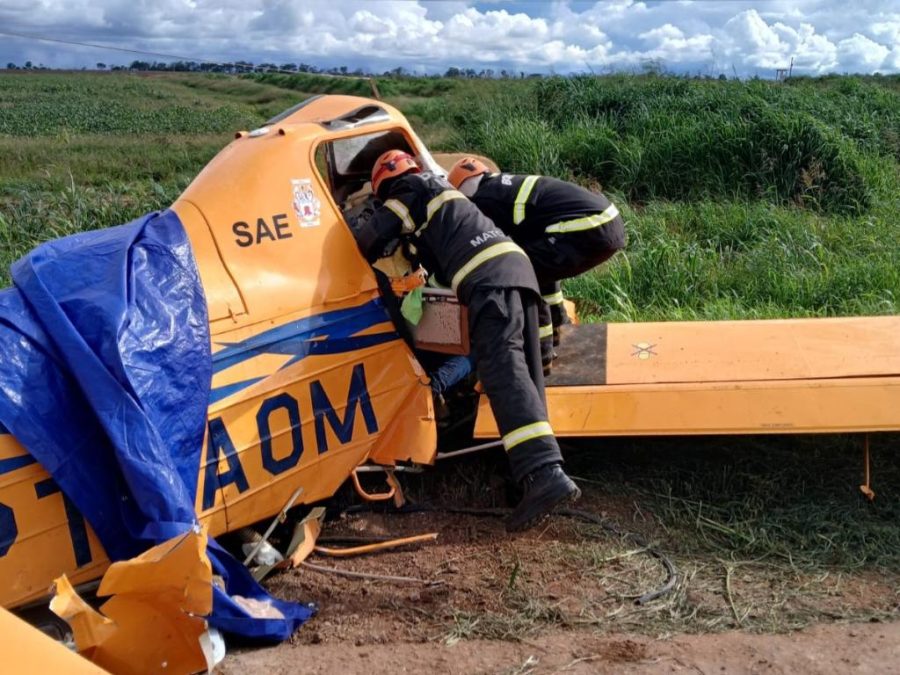 Corpo de Bombeiros realiza desencarceramento de corpo de piloto após queda de aeronave