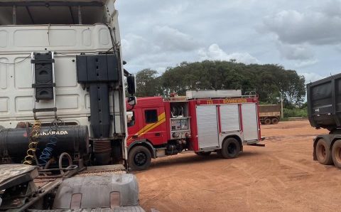 Corpo de Bombeiros faz rescaldo de incêndio em caminhão bitrem e socorre vítima de acidente com caminhonete