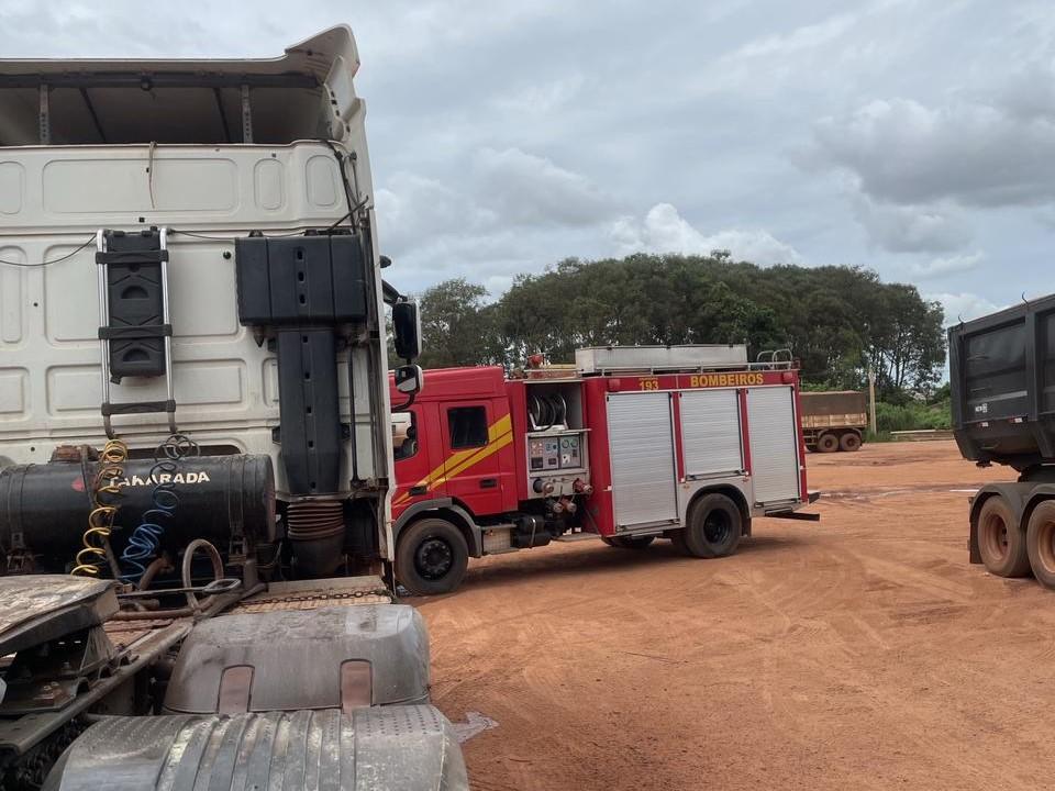Corpo de Bombeiros faz rescaldo de incêndio em caminhão bitrem e socorre vítima de acidente com caminhonete