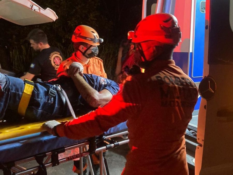 Corpo de Bombeiros resgata condutor de ambulância preso em ferragens na BR-070