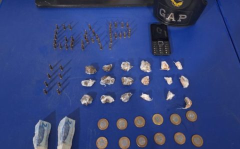 PM prende idoso membro de facção criminosa com munições e drogas