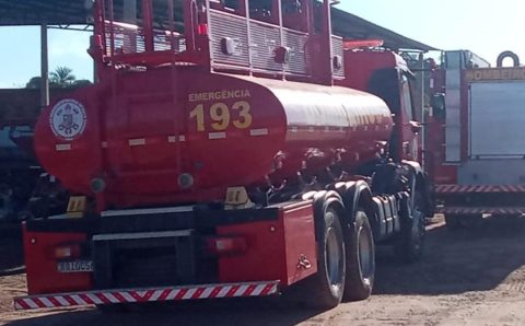 Corpo de Bombeiros combate incêndio em barracão de resíduos de grãos