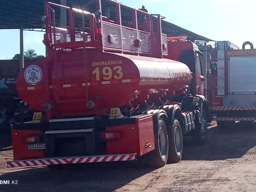 Corpo de Bombeiros combate incêndio em barracão de resíduos de grãos