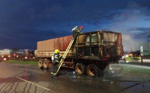 Corpo de Bombeiros combate incêndio e faz rescaldo em carreta que pegou fogo