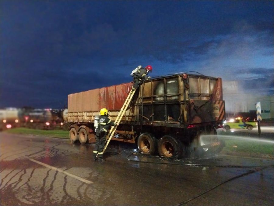 Corpo de Bombeiros combate incêndio e faz rescaldo em carreta que pegou fogo