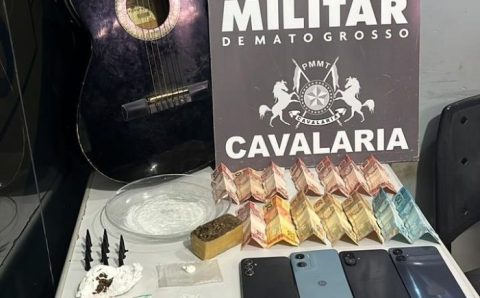 Cavalaria da PM prende dois suspeitos e apreende quatro menores por tráfico de drogas em Nova Mutum