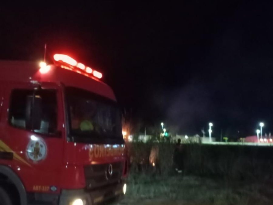 Corpo de Bombeiros combate incêndio em terreno baldio em bairro residêncial