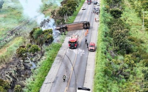 Corpo de Bombeiros socorre vítima e combate incêndio em carreta após acidente na BR-070