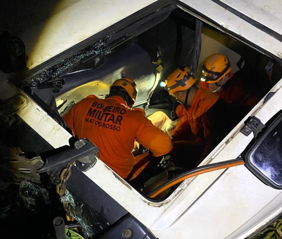 Corpo de Bombeiros socorre homem que ficou preso às ferragens após veículo tombar