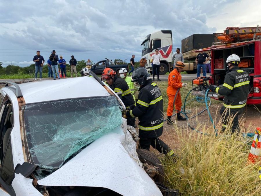 Bombeiros realizam desencarceramento de duas vítimas fatais após colisão na Rodovia dos Imigrantes 