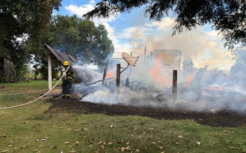 Corpo de Bombeiros utiliza mais de 5 mil litros de água para combater incêndio em residência