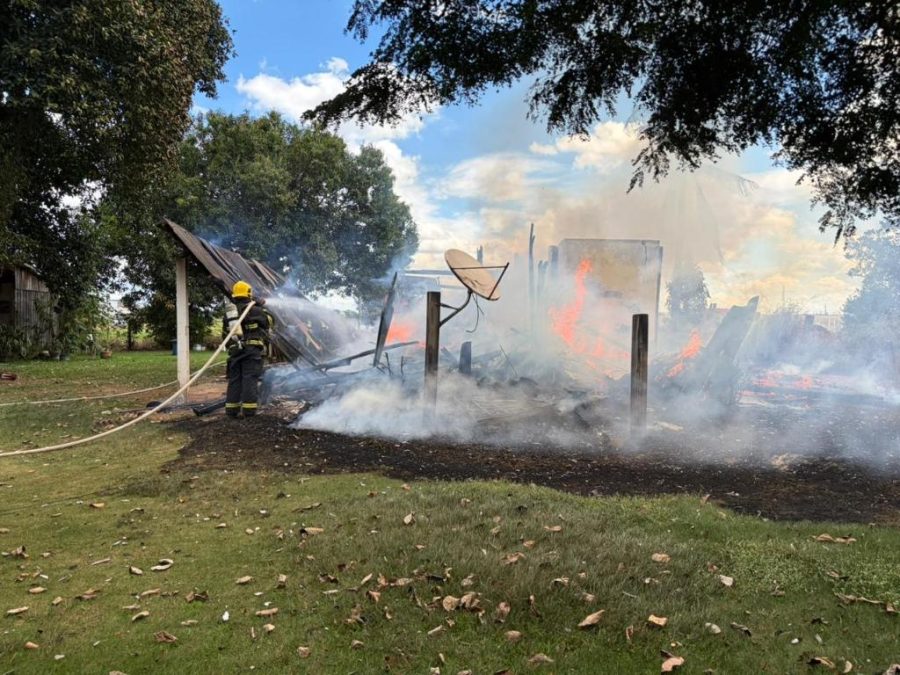 Corpo de Bombeiros utiliza mais de 5 mil litros de água para combater incêndio em residência