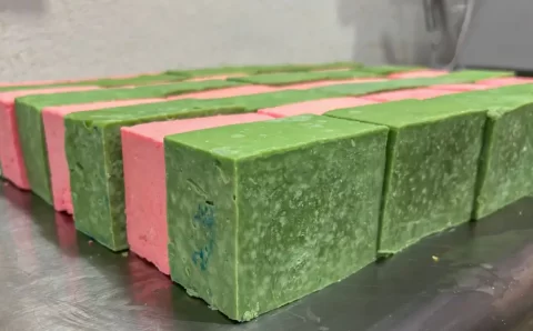 Tecnologia única transforma óleo de cozinha usado em sabão ecológico