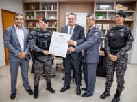 ALMT homenageia cabo da PM por atuação que evitou novas mortes após feminicídio em Cuiabá
