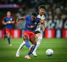 Hugo pega pênalti, Corinthians bate Bragantino e vence a primeira no Brasileiro