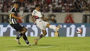 São Paulo aproveita expulsão, vence Santos e reage no Paulista