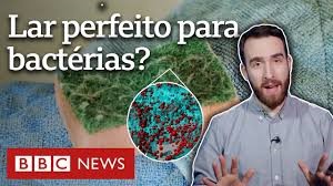 Dicas para limpar a esponja de cozinha e evitar bactérias que façam mal à saúde