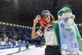 Rayssa Leal vence primeira etapa do circuito mundial de skate
