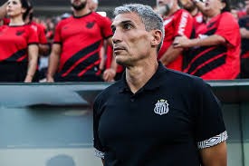 Vojvoda faz cobrança após derrota do Santos e critica gramado do Athletico-PR