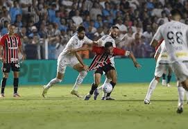 São Paulo busca empate na Vila pelo Brasileiro e afunda o Santos na crise