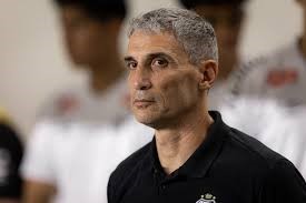 Após três vitórias em 2025, Vojvoda sofre nos clássicos pelo Santos em 2026