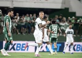 Breno Lopes faz dois, mas Coritiba cede empate à Chapecoense pelo Brasileiro